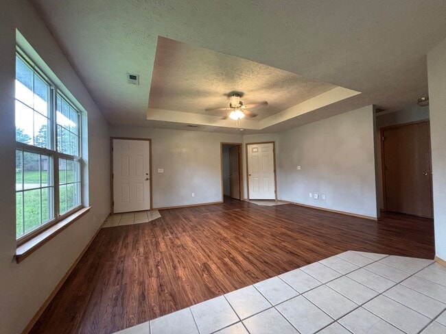 Building Photo - Recently remodeled 3 bedroom 2 full bathro...