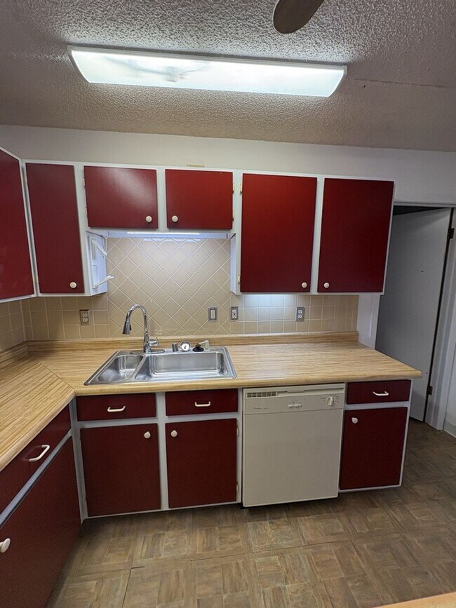 Building Photo - Updated & Spacious 1 Bed 1 Bath