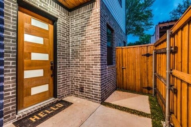 Building Photo - Stunning 3BR  3.5 Bath Townhome in Dallas