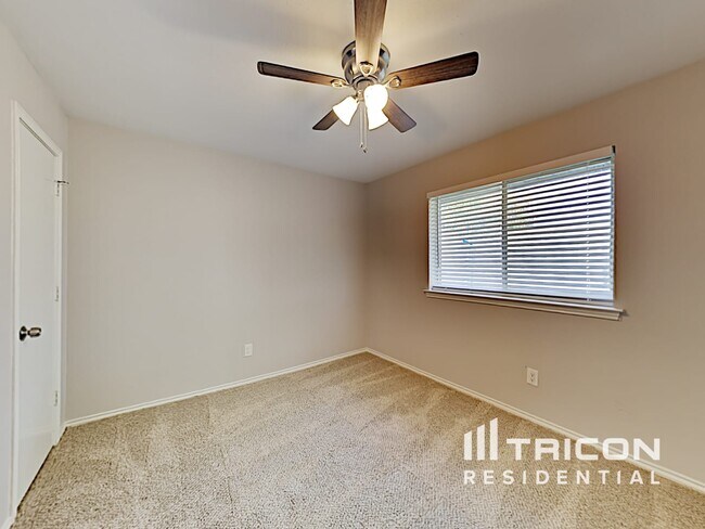Building Photo - 335 Pin Oak Ln
