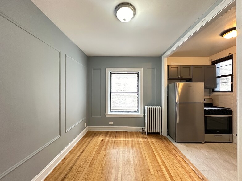 Building Photo - 1321.5 W Estes Ave