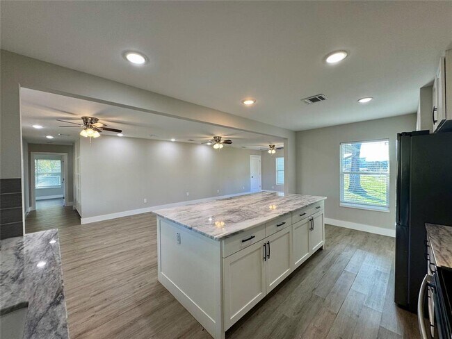 Building Photo - 813 Central Ave