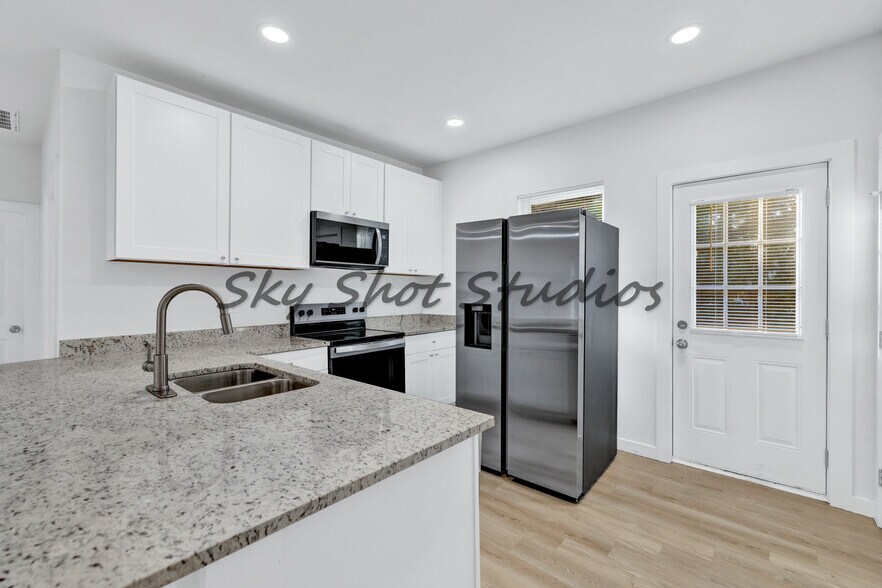 Building Photo - 326 W Rainey St