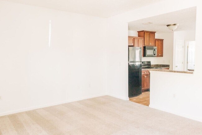 Building Photo - 3 BR/ 2.5 BA Townhome in Somerset Springs ...