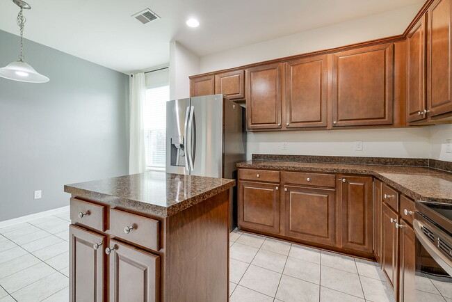 Building Photo - Spacious & Convenient
