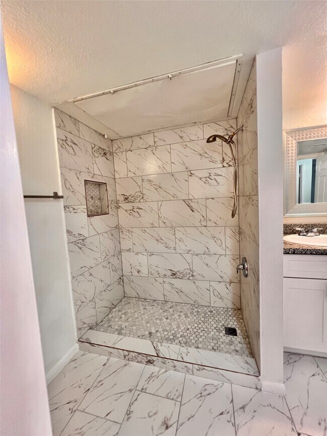 Building Photo - 3005 Walnut Bend Ln