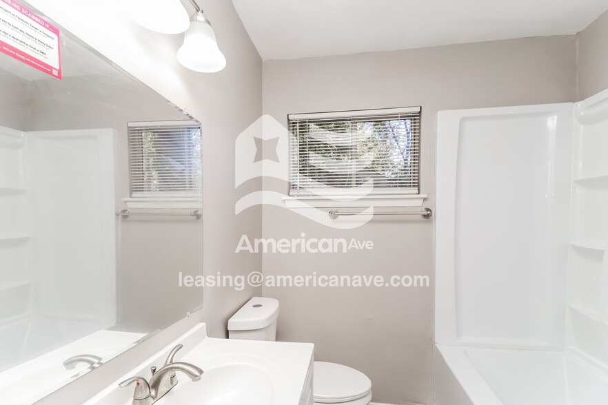 Building Photo - 2640 Greenfield Ave