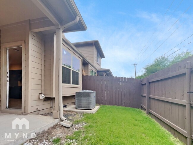 Building Photo - 2880 Donnell Dr