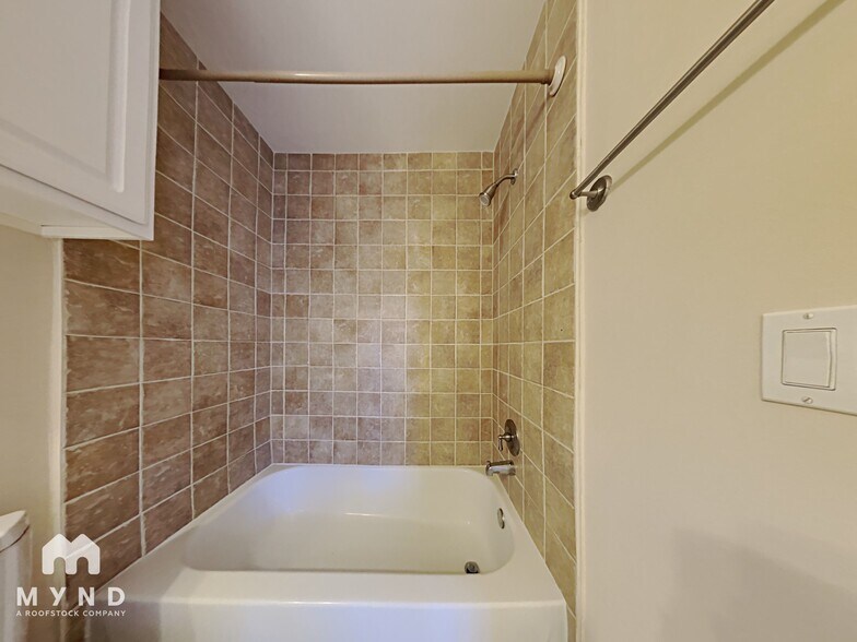 Building Photo - 321 Sandman St