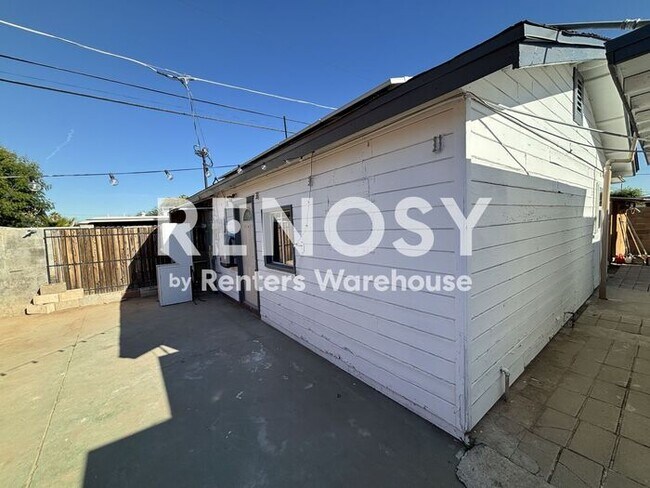 Building Photo - Modern, Solar Energy, 2-Bedroom detached Casita!