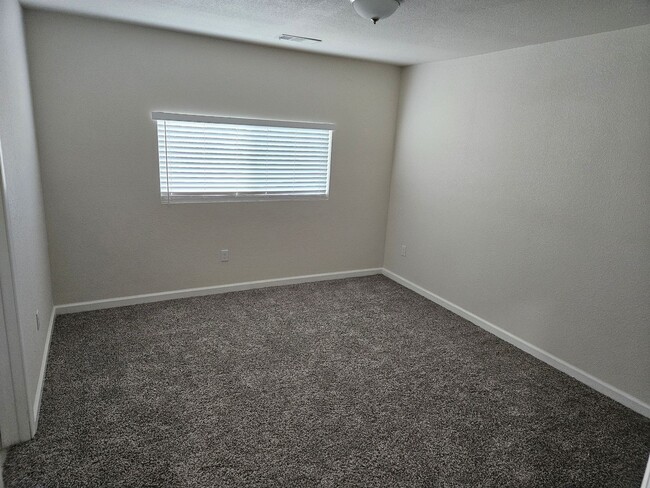 Building Photo - Large 3 bedroom 2 bath
