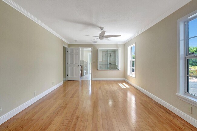 Building Photo - 4610 Pine Tree Dr