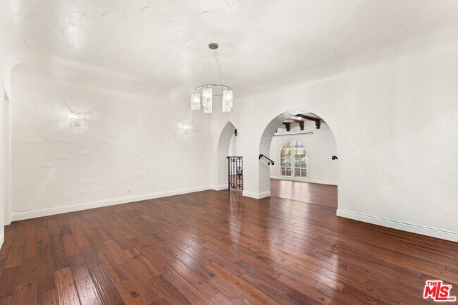 Building Photo - 258 S Orange Dr