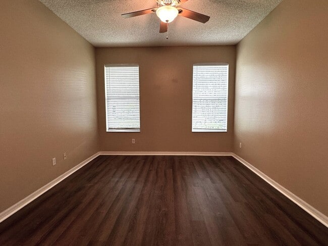 Building Photo - AVALON PARK 3br 3ba townhouse in Northwest...