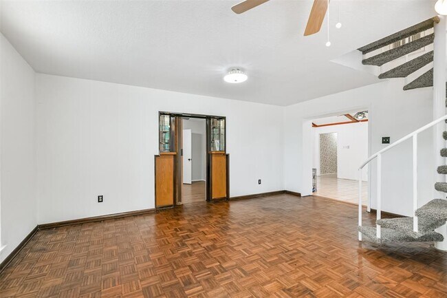 Building Photo - 822 N Kaufman Dr