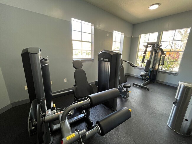 Building Photo - Stunning one bedroom, one bath luxury condo with large garage and fabulous community amenities.