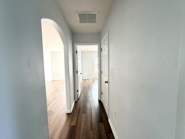 Building Photo - Stunning and spacious 5 bed, 2/5 bath in gated community in Melbourne