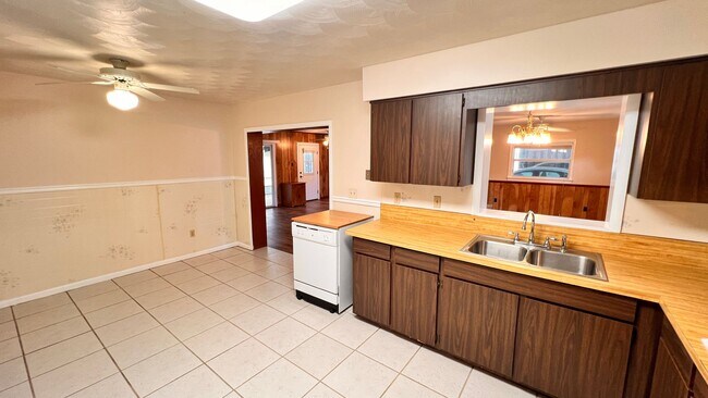 Building Photo - Modern Comfort Meets Prime Location – Spac...