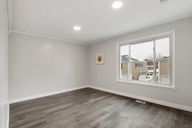 Building Photo - 1561 Quaker Ln