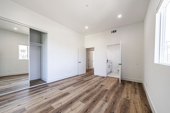 Building Photo - 4445 Auckland Ave