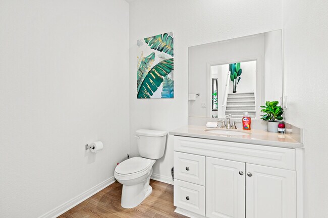 Building Photo - Fully Furnished with appliances Ontario Townhouse