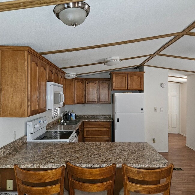 Building Photo - Furnished 2 bedroom, 2 bath available now