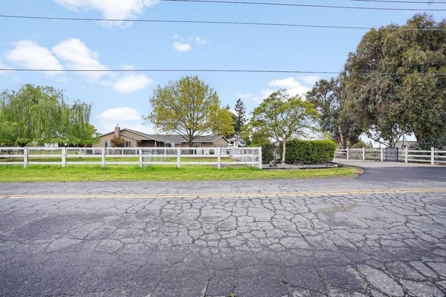 Primary Photo - Stunning Country property in Oakdale!