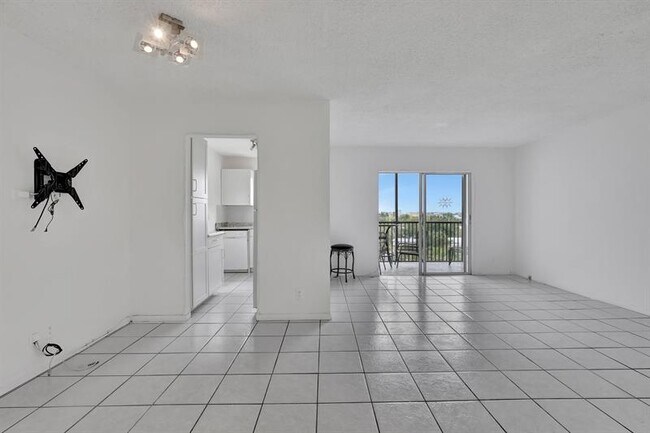 Building Photo - 2350 NE 14th Street Causeway