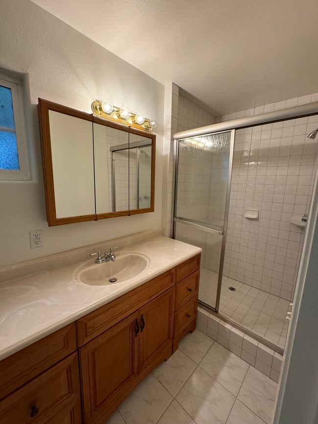 Building Photo - 923 Royal Oaks Dr