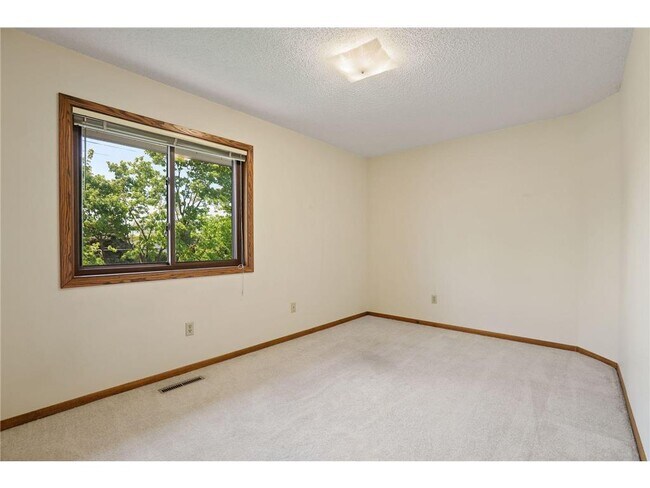 Spacious bedrooms w/ walk-in closet! - 1411 10th Ave E