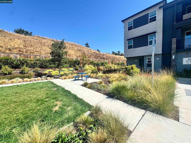 Building Photo - 725 Delve Ct