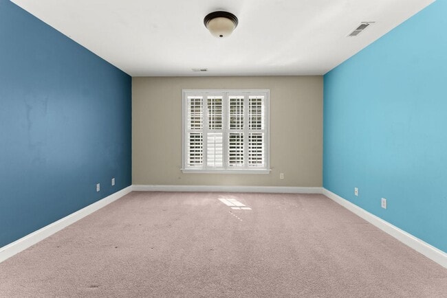 Building Photo - Large home with 5 bedrooms in Brickshire