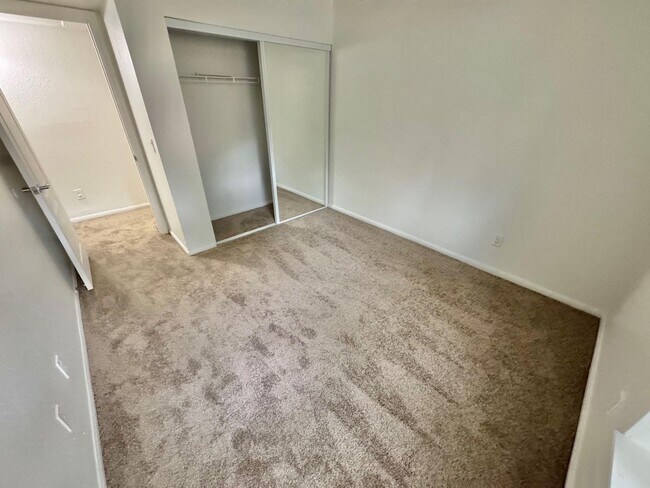 Building Photo - SPACIOUS 3 BEDROOM GROUND FLOOR CONDO