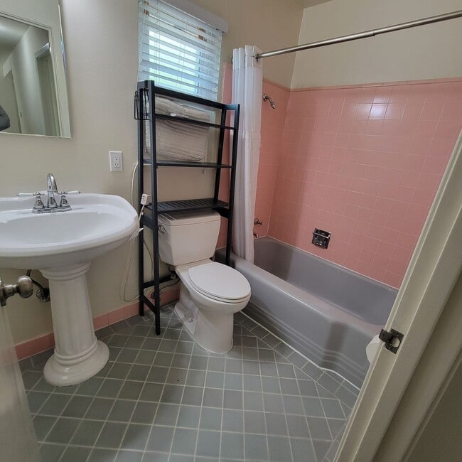 Building Photo - Well-Maintained Redwood City Home with Bonus Room & Private Yard