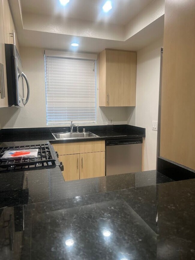 Building Photo - Spacious 2 Bedroom, 2 Bathroom, Canoga Park Condominium for Lease!