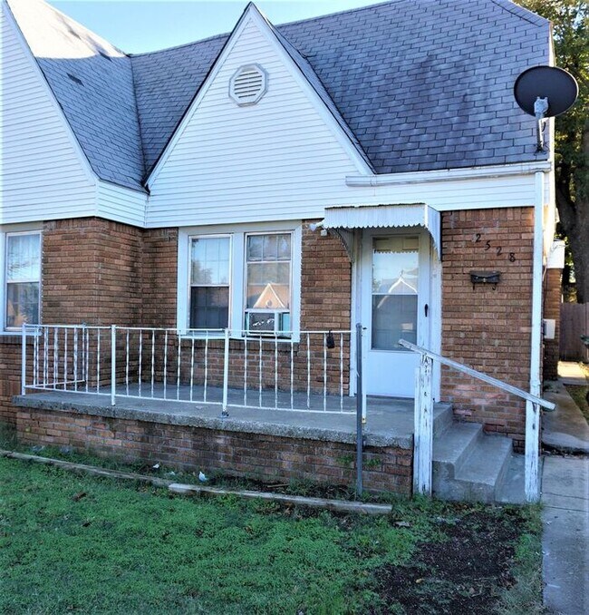 1 bed 1 bath duplex in the Crestwood Addition 2528 NW 21st St