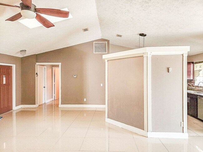 Building Photo - 518 SE Ocean Spray Terrace
