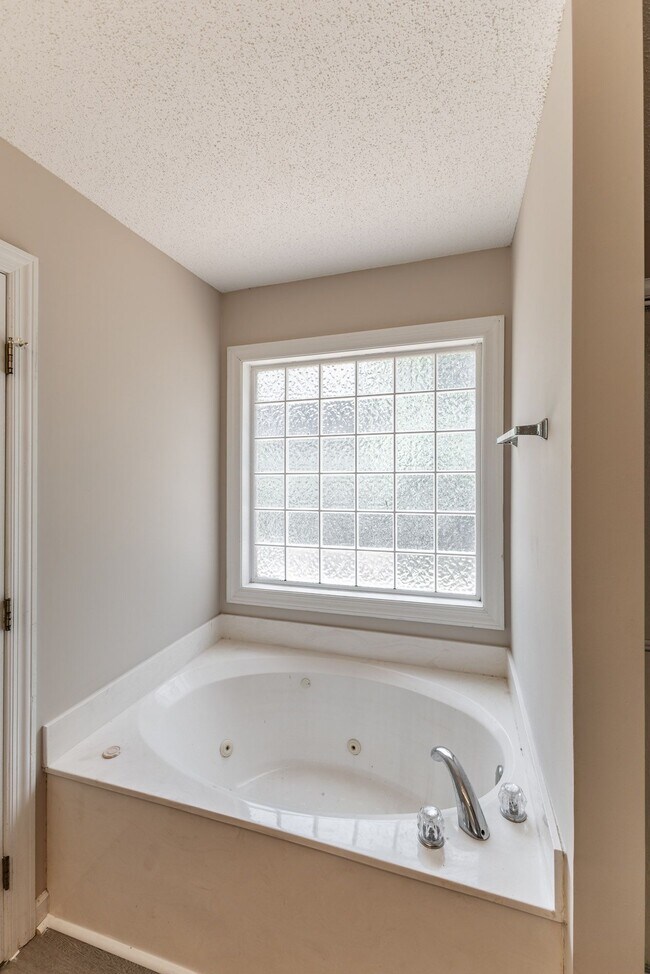 Building Photo - 127 Knotting Pl