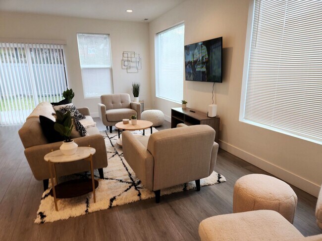 Building Photo - New Modern 4 Bed 2.5 Bath duplex with over...