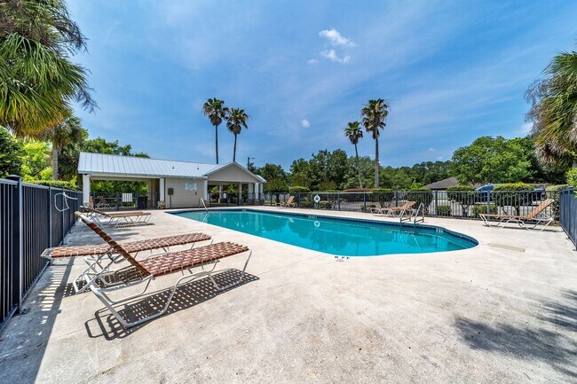 Building Photo - Stunning South Pointe 4/3 Home with Solar ...