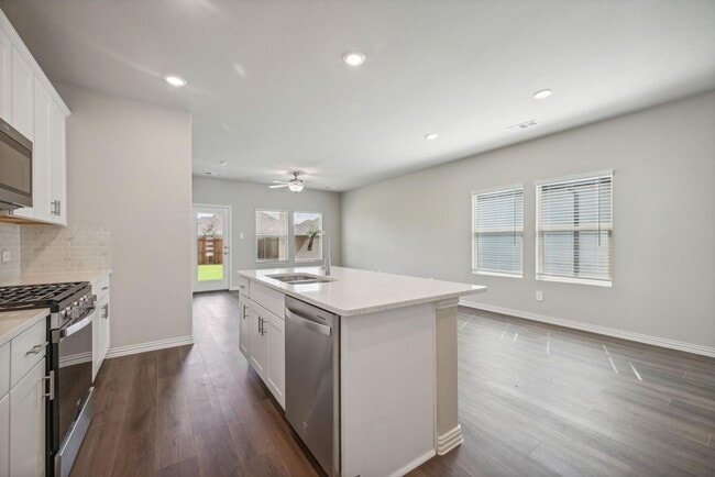 Building Photo - 706 Hemingway Ln