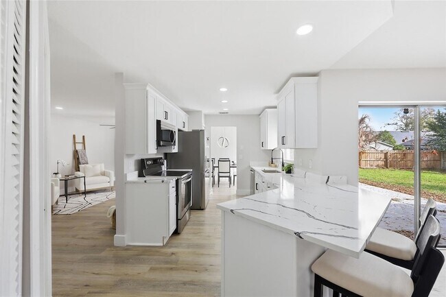 Building Photo - 645 Rosemere Cir