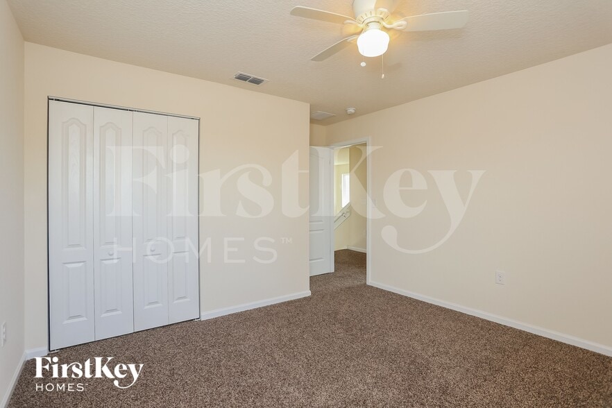 Building Photo - 2587 Beachview Dr