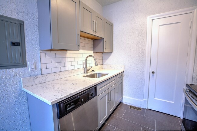 Primary Photo - 7355 Lindell Blvd