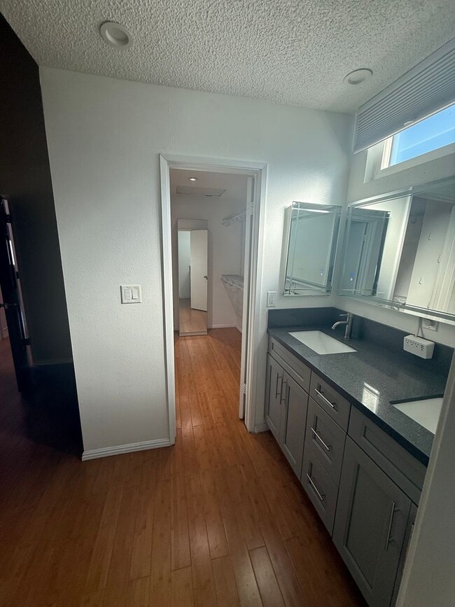 Building Photo - Turnkey End-Unit Townhome with Vaulted Ceilings & Garage