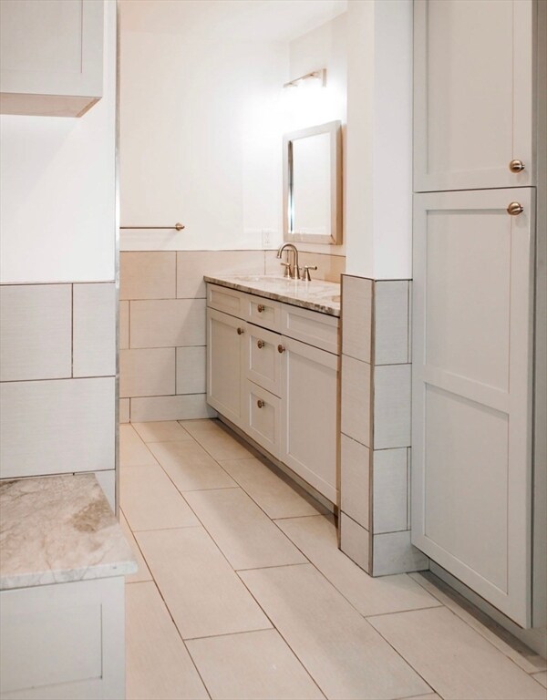 Building Photo - 643 E 5th St