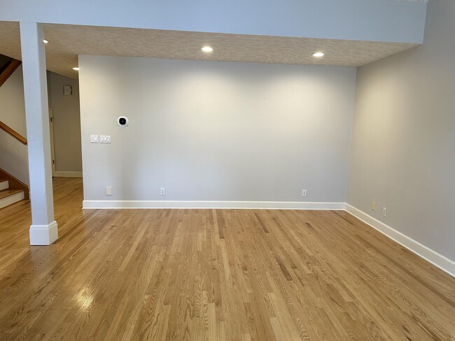 Building Photo - 330 E College St