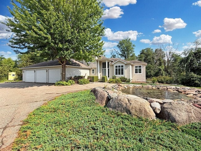 Building Photo - 3200 Lakeside Dr