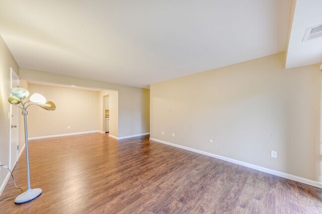 Building Photo - Welcome to a charming 1-bedroom, 1-bathroo...