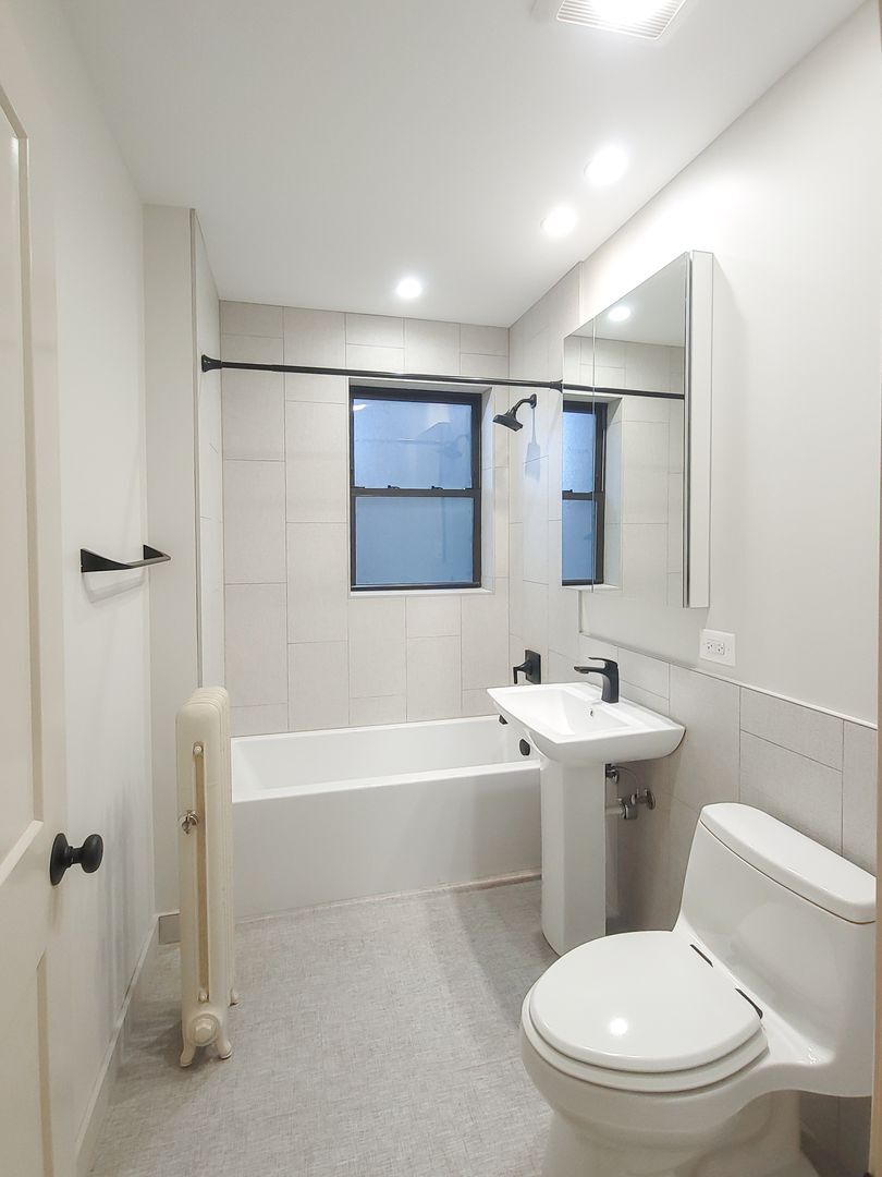 Building Photo - 4956 N Oakley Ave